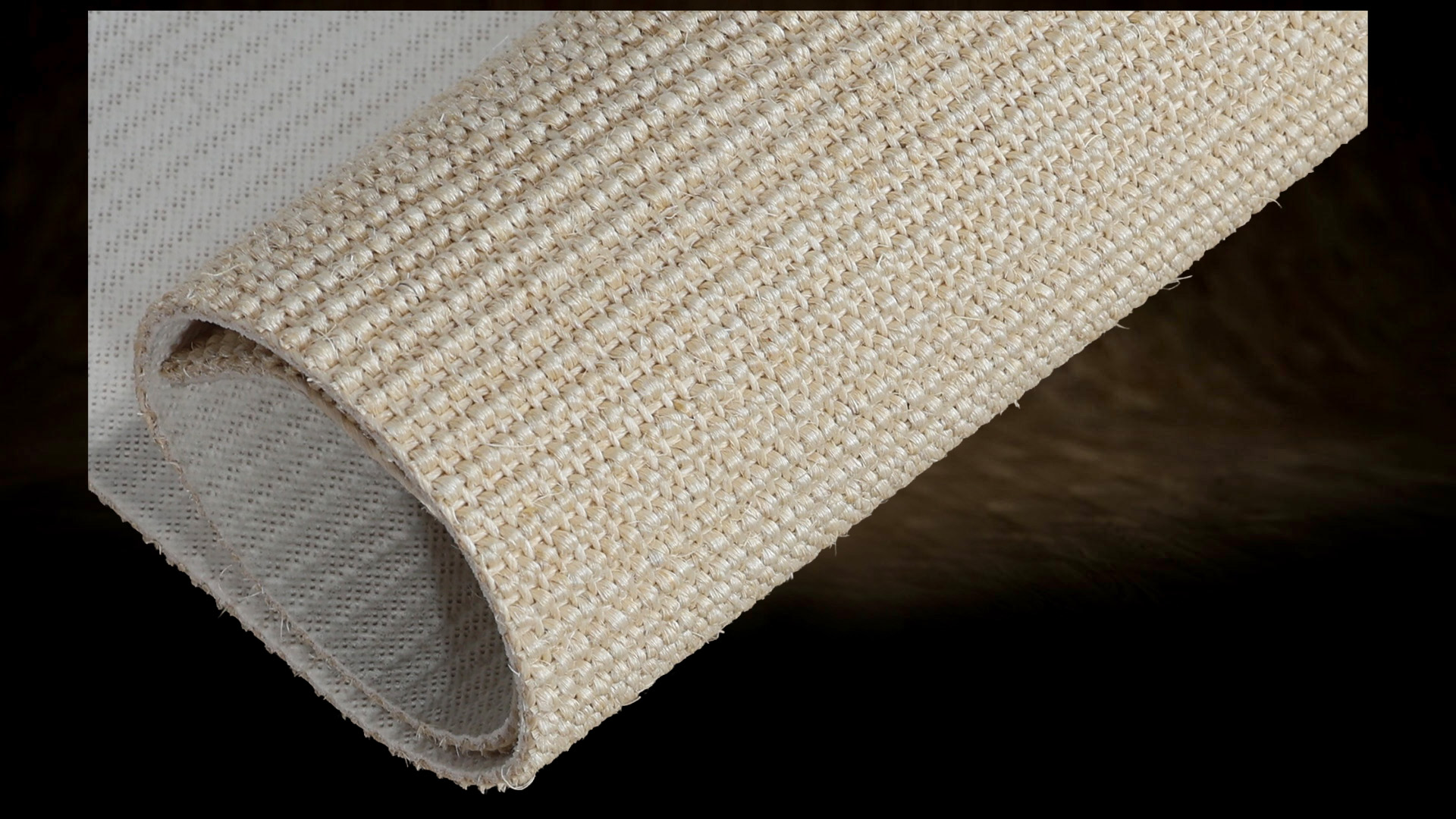 Sisalmatte mit einer Dicke von etwa 6 mm und sichtbarer Latexbeschichtung. Eine ausreichende Dicke und eine verstärkte Unterseite erhöhen die Widerstandsfähigkeit des Materials bei intensiver Nutzung durch eine Katze.Sisalmatte mit einer Dicke von etwa 6 mm und sichtbarer Latexbeschichtung. Eine ausreichende Dicke und eine verstärkte Unterseite erhöhen die Widerstandsfähigkeit des Materials bei intensiver Nutzung durch eine Katze.Sisalmatte mit einer Dicke von etwa 6 mm und sichtbarer Latexbeschichtung. Eine ausreichende Dicke und eine verstärkte Unterseite erhöhen die Widerstandsfähigkeit des Materials bei intensiver Nutzung durch eine Katze.